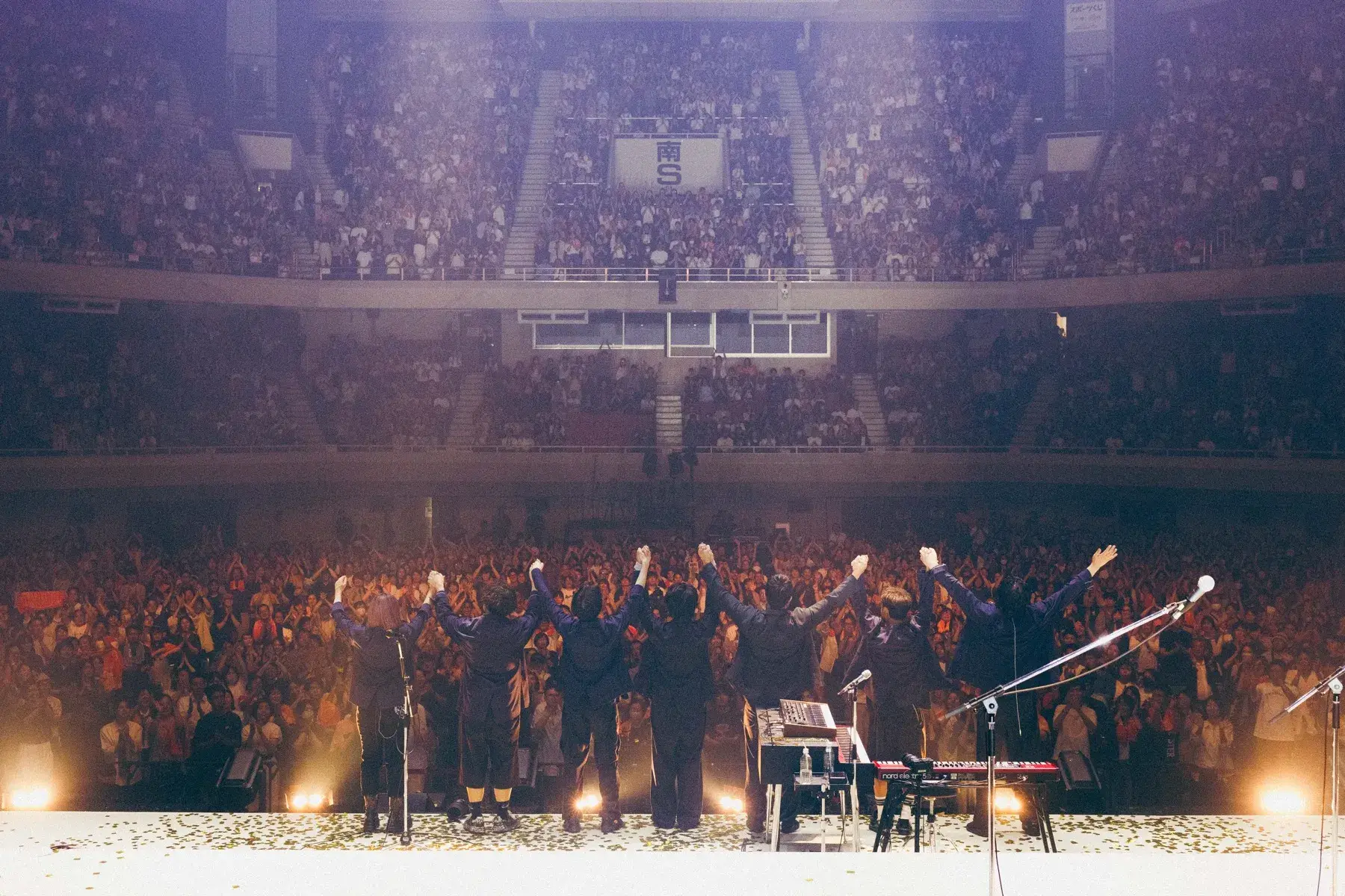 日本武道館公演のステージ写真 39